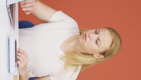 Vertical-video-of-The-woman-who-got-angry-at-what-she-saw-on-the-laptop.